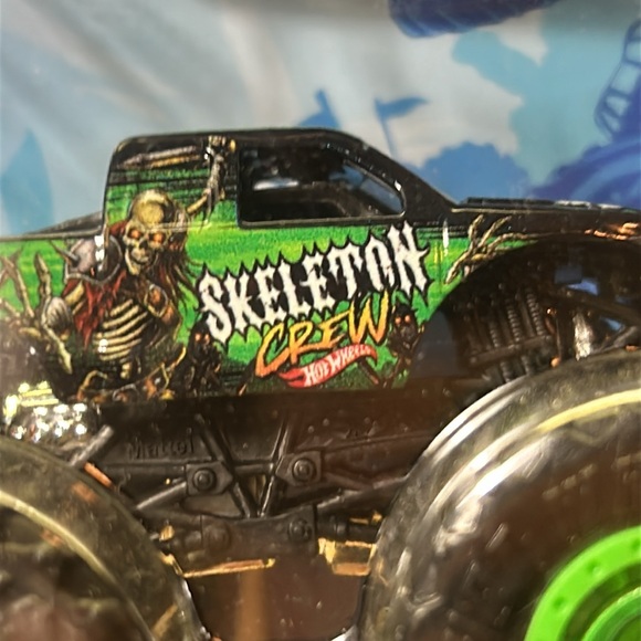 HOT WHEELS SKELETON CREW WITH CRUSHED DIE CAST CAR scale 1/64. - Picture 3 of 7